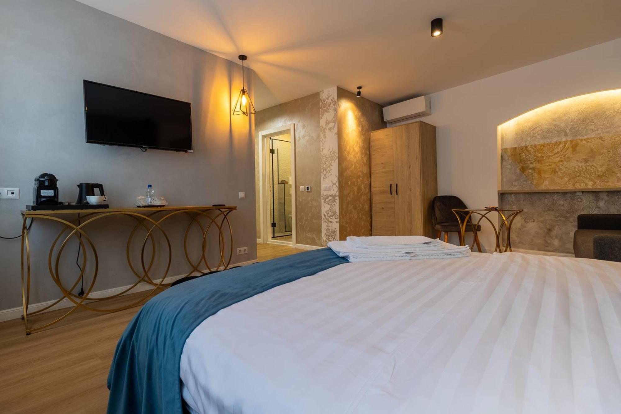 Lumiere House Hotel *